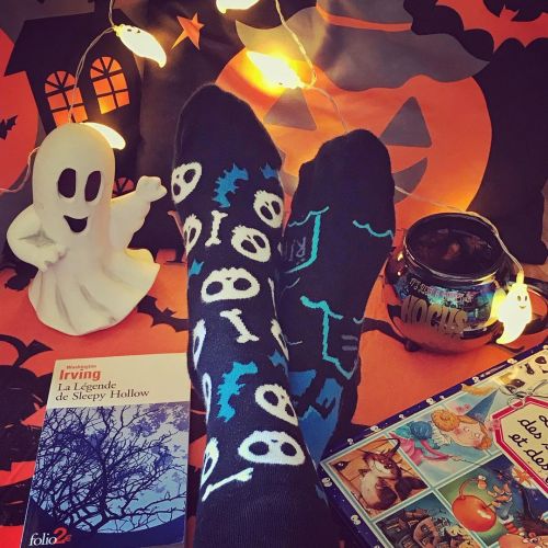 Hallowe’en vibes#halloween #halloweendecor #halloweeniscoming #halloweenbooks #halloweenreads #hal