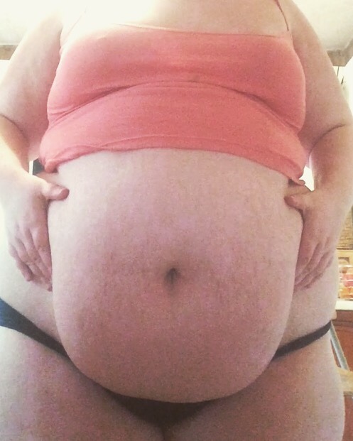 that-fatt-girl:  Oh look another belly pic.