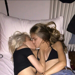 idrathergoforgirls:  👭