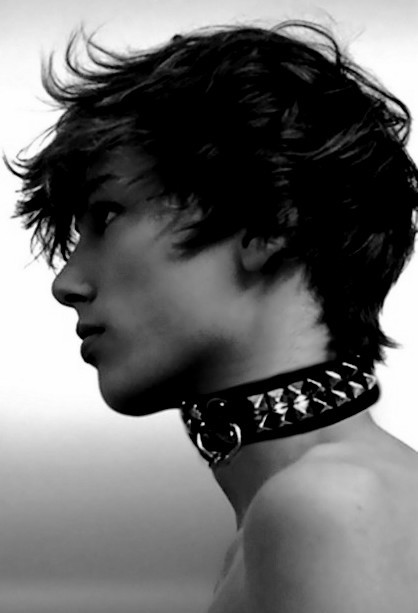 thecoyotekid:  UUUuuuuugh god damn he’s hot >.>(low key want hair like that)