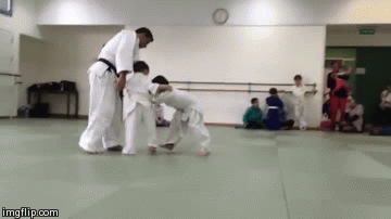 juji-gatame:  Massive Osoto-guruma by this 4 year old kid!Love the way he does that