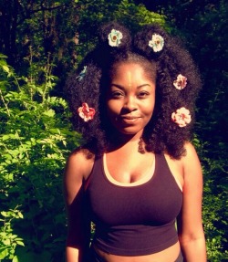 toots-toots:  Hiking with flowers in my hair 😊😊