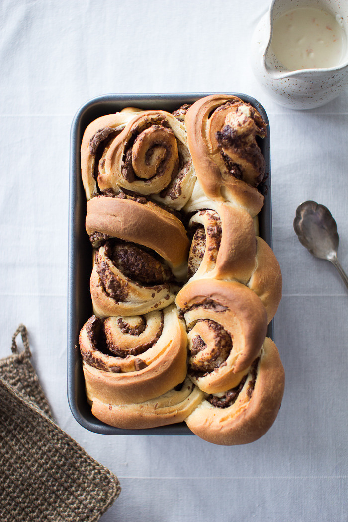 sweetoothgirl:    CHOCOLATE PULL APART ROLLS  