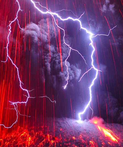 rhamphotheca:Terrifying Volcanic Lightning Photographed Photographer Martin Rietze recently traveled