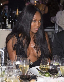 howtobeafxxkinglady:  Naomi in Atelier Versace Fall/Winter 2015  at a AmfAR event in Paris 