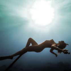 nudeexercise:  livefree-n-nude:  😊  Nude Swimming
