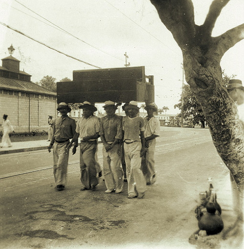 Grupo de “carregadores de piano” - 18/fev/1938. Recife (PE) - Fotógrafo: Luis SaiaO canto-dos-carreg