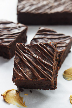 fullcravings:Flourless Fudgy Peanut Butter Browniesoh fuck