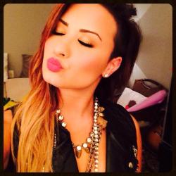 dlovato-news:  @ddlovato: Pre-show besitos….