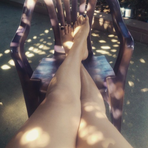 wvfootfetish: covermeininkk: #legs #feet #toesies Great view of some sexy legs and feet :)