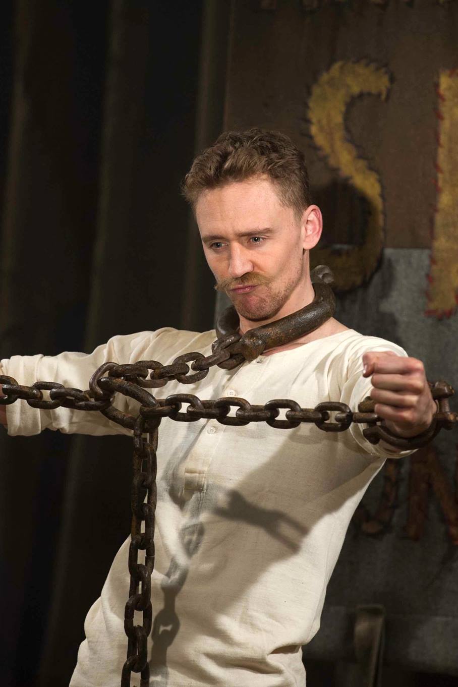 fucklikeafreakshow:  black-nata:  torrilla:  Tom Hiddleston as The Great Escapo in