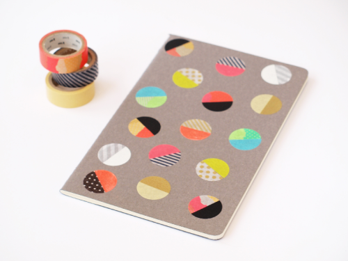 unikapparel:  Make a simple and fast notebook cover with colorful washi tape dots. (via Moments to live)  I love it my journal is soon seeing its end