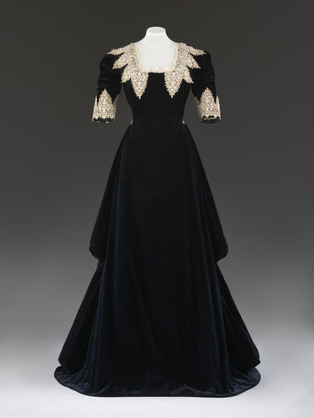 fripperiesandfobs:  Redfern evening dress ca. 1909 From the Victoria and Albert Museum