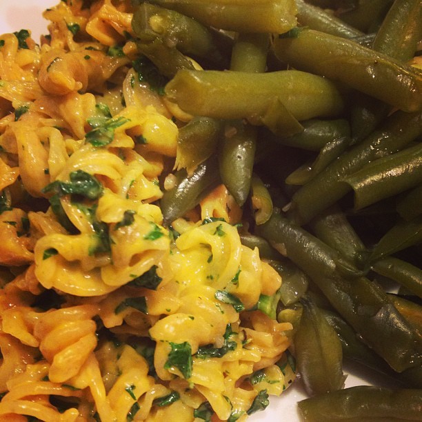 Green Beans + whole grain macaroni and cheese with chopped kale. #veg #vegetables #pasta #kale #macncheese #homecooking #homemade #cooking