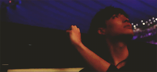 elaysium:  110/∞: Yixing peeking out from backstage to look at the fans after the