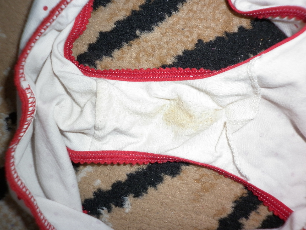 Max submitted: mutandine sporche dimia sorella odore di pipi incredibile buono(dirty