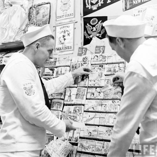 Sailors buying postcards in Times Square(Nina Leen. 1944?)