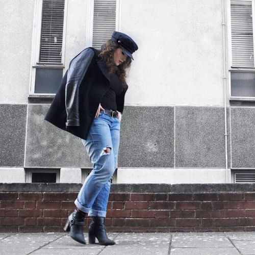 Going my live on the blog tonight #ootd #streetstyle #fblogger #outfitinspiration #bluejeans #fashio