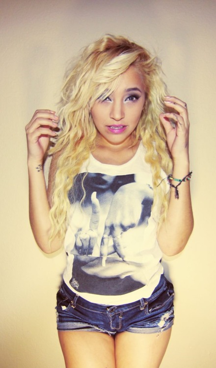 prettiyoungthangs:  Pretty Young Thing