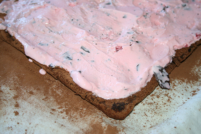 foodffs:  Roll With It: How To Make An Ice Cream Roll Cake Follow for recipes Get