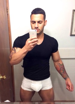 jockwholovesjocks:  Remove it plz…