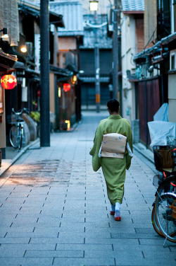 ileftmyheartintokyo:  藝妓服務生 ,花見小路,京都,日本,Japan,Kyoto,Sakura by AJ1008 on Flickr.