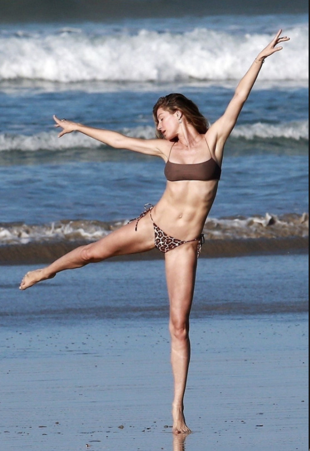 1terabyte:Gisele Bundchen in Costa Rica