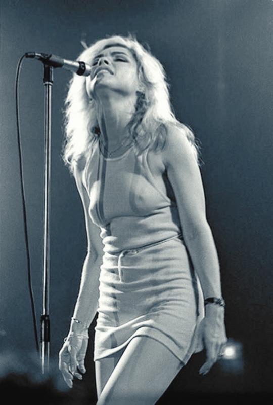 vintage-soleil:Debbie Harry on stage at Le Stadium in Paris, 1978