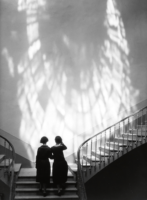 kafkasapartment: Figuras en el Castillo (figures in the castle) 1920s. Manuel Álvarez Bravo (