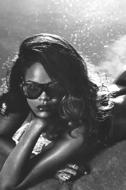 smokingsomethingwithrihanna:  LUI MAGAZINE