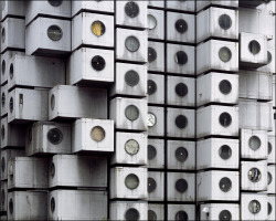 beexkween:  ombuarchitecture:Nakagin Capsule Tower Ginza • Tokyo •  Japan Kisho Kurokawa architect &amp; associates via: 1972  project By Noritaka Minami   Feels very Fifth Element to me