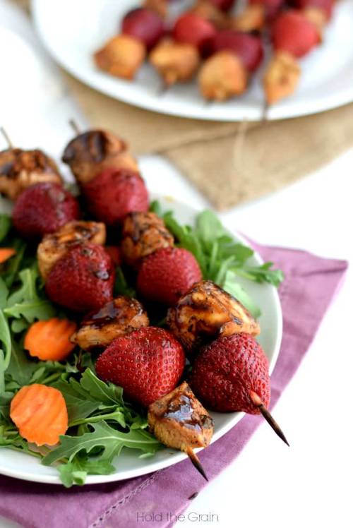 yummyinmytumbly:BALSAMIC CHICKEN AND STRAWBERRY SKEWERSMore delicious food here