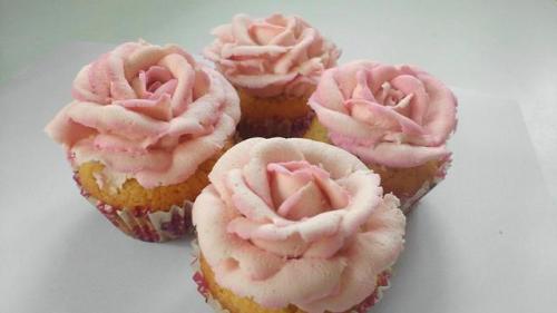 swankydesserts: Some rose cupcakes I made. I’m really pleased with the 2 tone effect.