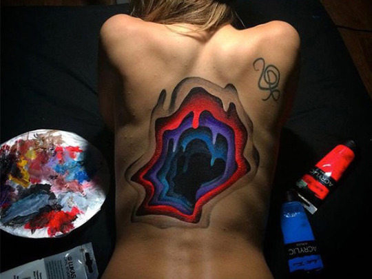 Artista usa el cuerpo de su novia como lienzo