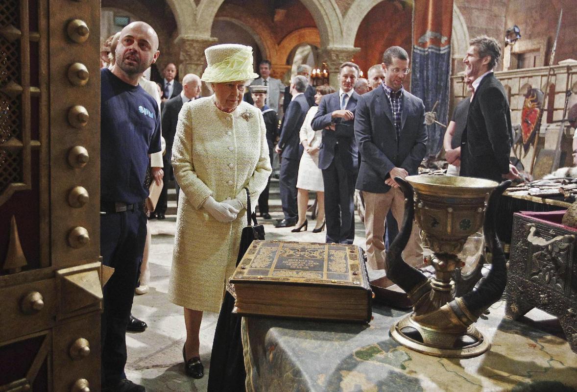 fy-gameofthrones:  Queen Elizabeth visits the Game of Thrones set in Belfast - 06/24/2014