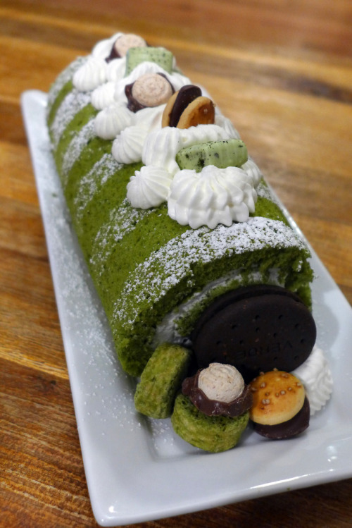 Made my husband a matcha roll cake for valentines day and gave it to him a little early. Yay baking!