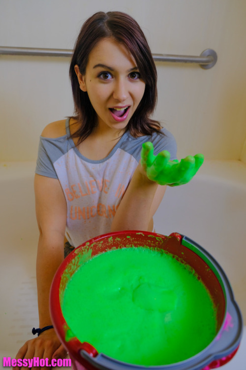 messyhot:I’ve been experimenting with slime as another form of messy expression… MessyHot always has