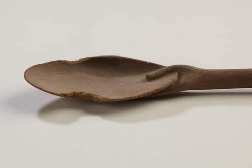 ironpour:globeshaped:crystalmaster333: New Kingdom (Egypt) spoon - 3,500 years old Whoa spoon 