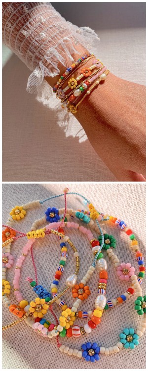 truebluemeandyou: DIY Cheap and Easy Beaded Daisy Chain Bracelet I have seen a lot of cheap beaded s