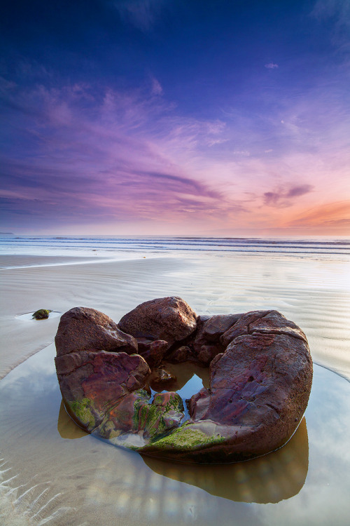 kievc:  Broken | Moeraki Boulders, New Zealand (by v on life) 