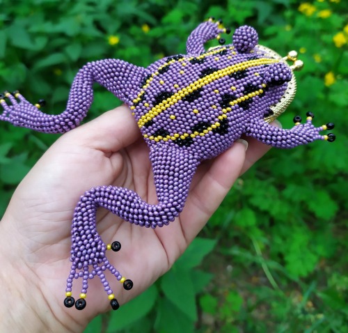 sosuperawesome:Beaded Frog PursesAirinkarotw on Etsy 