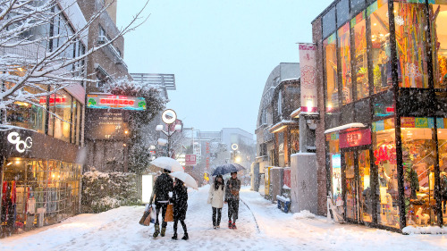 tokyo-fashion:  Harajuku in the snow over the weekend! Made a Tokyo snow video for YouTube and posted 1920x1080 versions of these pics on Flickr. 
