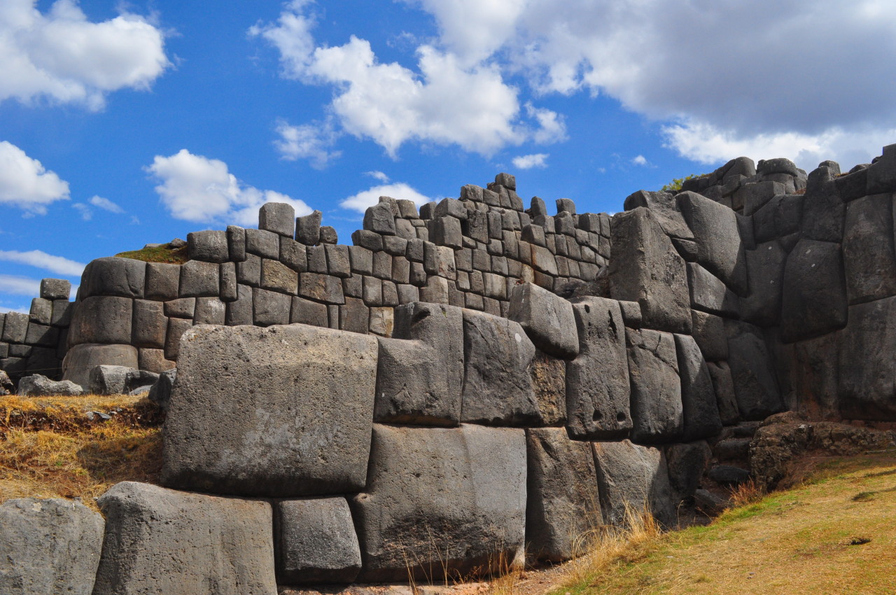 lebullshitdivider:  striperello:  Machu Picchu (del quechua sureño machu pikchu,
