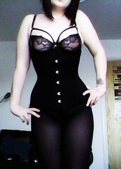 chokedbaby:  webcam can suck my dick but I can close my corset now !! 
