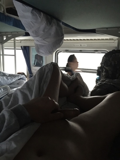 g318bikeman: 卧铺中铺发骚，好想被人看到然后被鸡巴塞满我的嘴