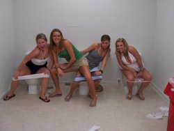 Amateur Girls on the Toilet