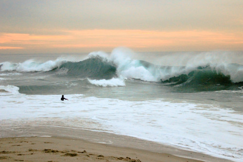 destinydiamante: wyntershetley: Serenity in the skies, and a rush of the ocean that wants to reach t