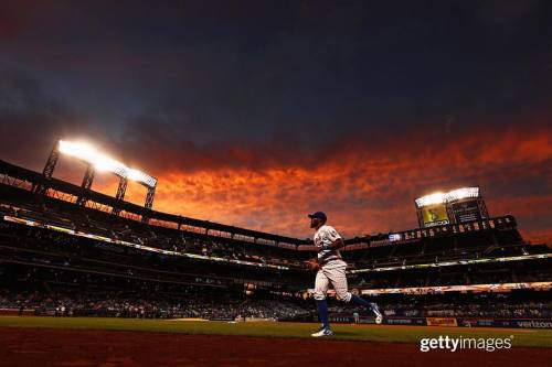 A stunning #sunset blankets Citi Field during the #Mets vs #Braves game #MLB | September 21, 2016 | 