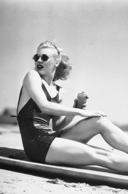 velvetgrotesque:Ginger Rogers at the beach, 1936.