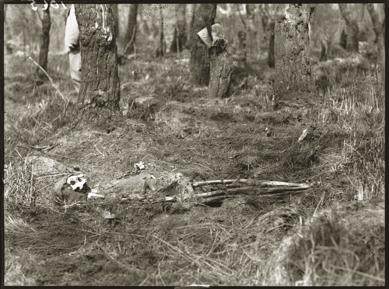 Decomposed body in bush, policeman in background, ca. 1930. Details unknown.
New South Wales. Police Dept. #murder#photography#1930s#australia